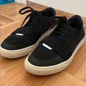 Navy and Black casual Vaneli sneakers. Brand new